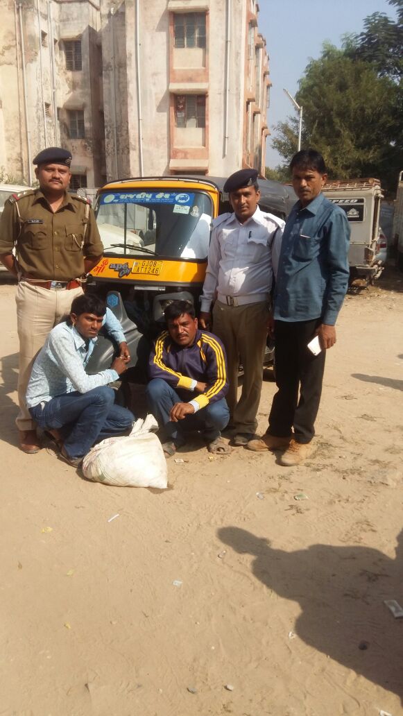 દિયોદર પો. સ્ટે દિયોદર ટાઉનમાંથી પીઆગો રીક્ષા નંબર જી.જે. 8 એ.ટી. 1246 માંથી દેશી દારૂ પકડાતી દિયોદર પોલીસ palanpur