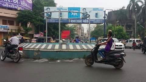 વલસાડ નીરા કેન્દ્ર સામેના સર્કલને દૂર કરવા હુકમ: આરટીઆઈ કાર્યકર્તા કેતન શાહની રજૂઆત ફળી. valsad circle