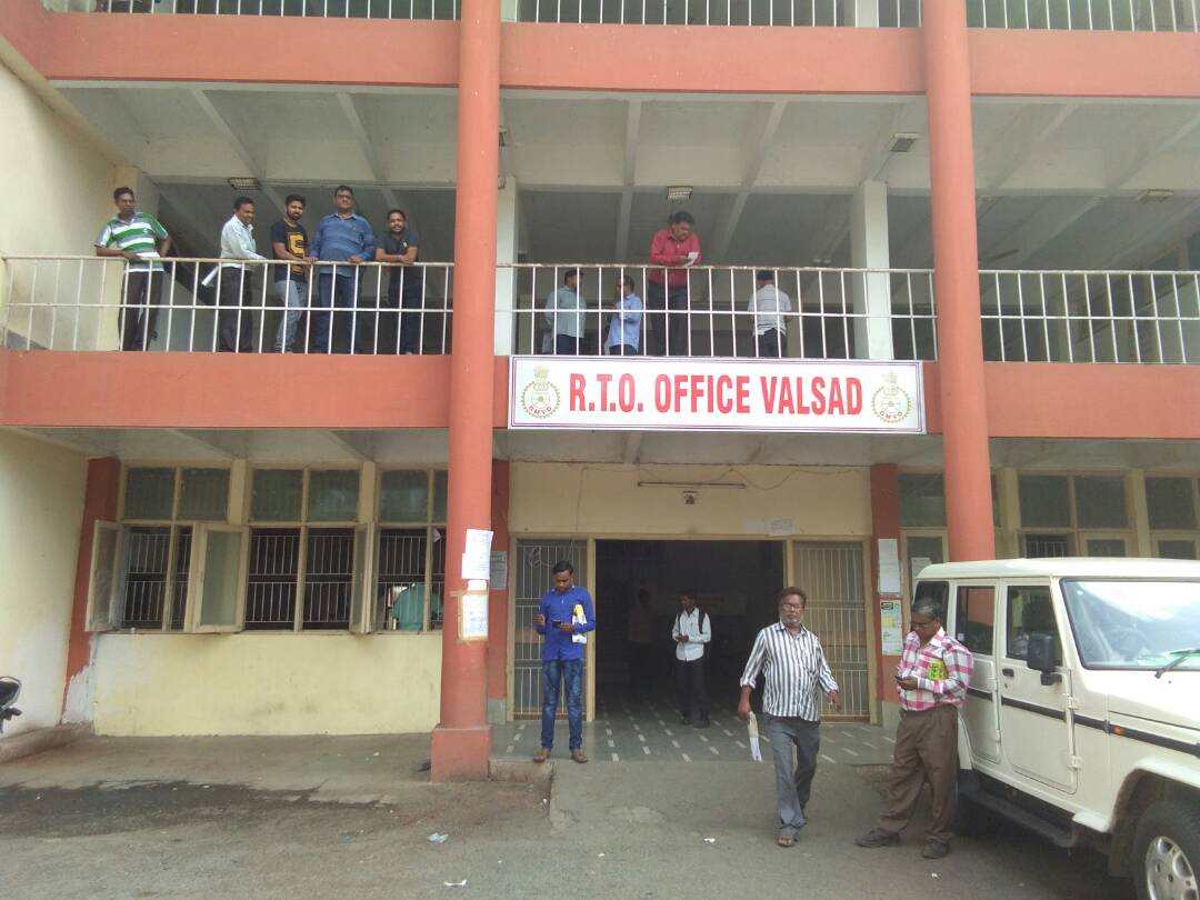 વલસાડ આર ટી ઓ વિભાગ પાયાની સુવિધાથી વિહોણું ડિજિટલ ઇન્ડિયા જેવા પ્રોજેક્ટ પર પાણી ફેરવી રહ્યું છે . Whatsapp Image 2017 06 21 At 3.58.13 Pm Satya Day