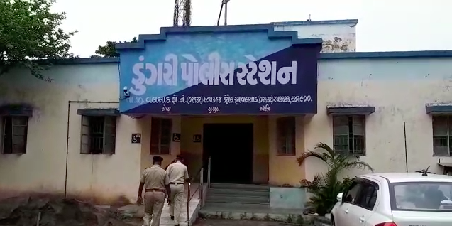ડુંગરી નહેર વિભાગ ની કચેરી મા ૧૩ સરકારી કર્મચારી દારુ ની મેહેફિલ માળતા ડુંગરી પોલીસે રંગે હાથ ઝડપી પાડ્યા -વિડીયો Dungri Policestation