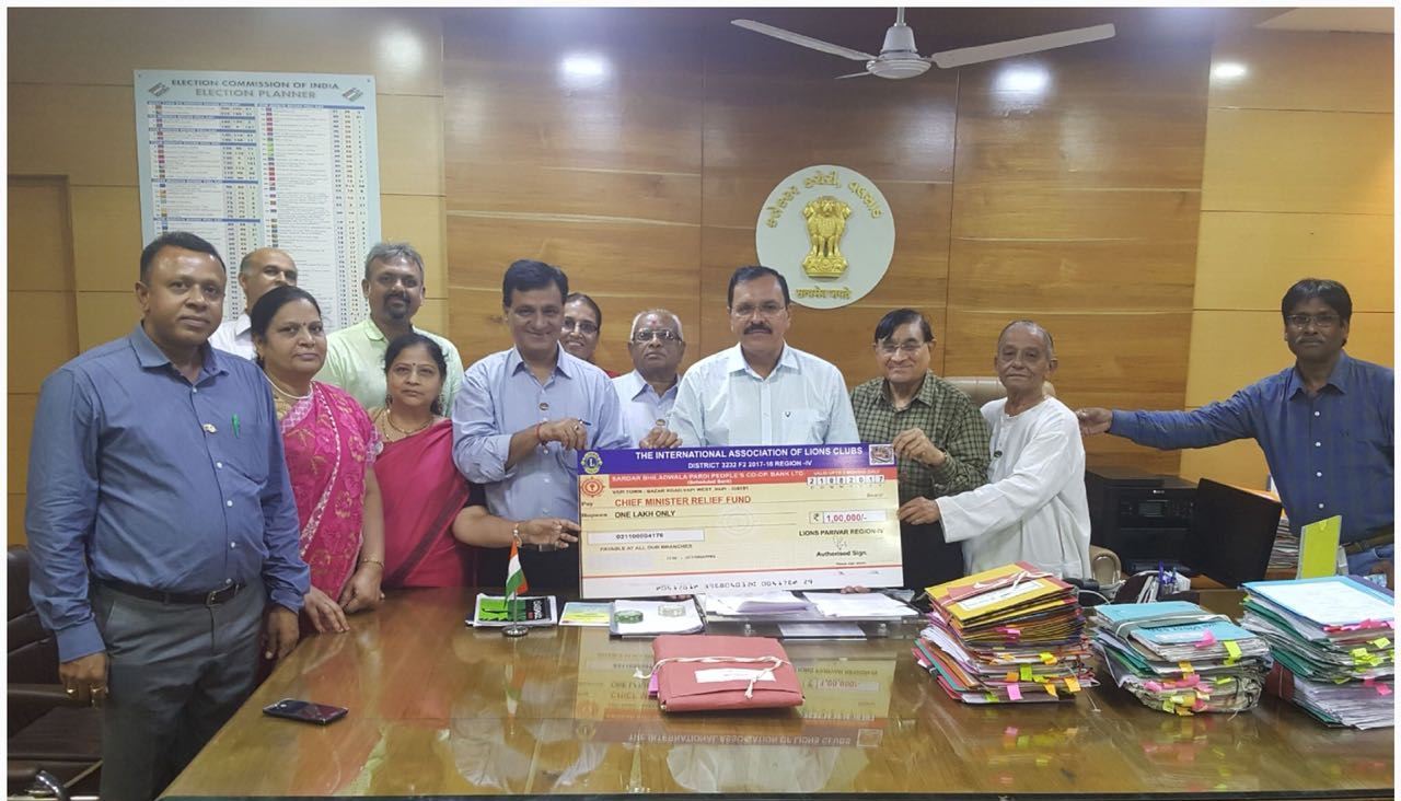 બનાસકાંઠા પુર પગલે વલસાડના મગોદ ગામેની સંસ્થાઓએ જિલ્લા કલેકટરને ચેક અર્પણ કર્યો Banaskatha Pur Pagle Valsadna Magod Gamni Sansthaoae Jilla Kalekater Ne Chek Arpan Karyo 1 Satya Day