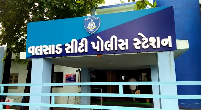 વલસાડના વાપી ખાતે રેલ્વે પોલીસમાં કામ કરતા પોલીસ કોન્સ્ટેબલ વિરુદ્ધ નોંધાઈ બળાત્કારની ફરિયાદ Screenshot 20170821 114935 Satya Day