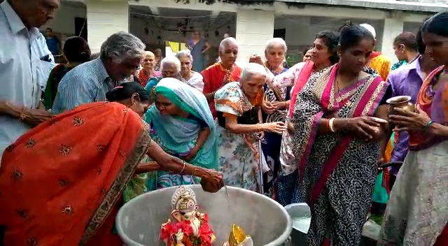 અટાર વૃદ્ધ આશ્રમ ખાતે શ્રીજીની પ્રતિમા નું વિસર્જન કરવામાં આવ્યું. Screenshot 20170829 122449