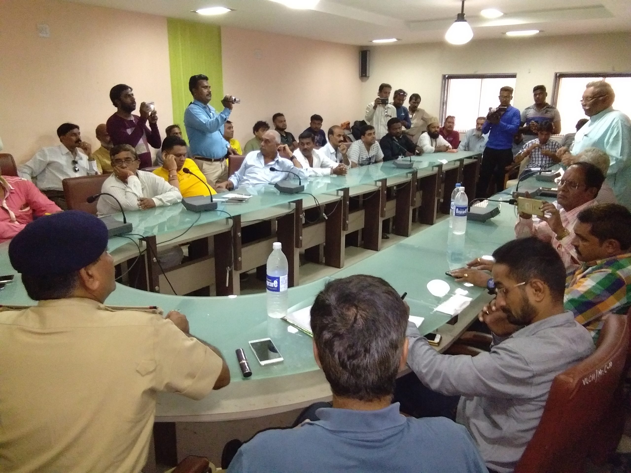 વલસાડ પોલીસ દ્વારા ગણેશ ચતુર્થી ના ભાગ રૂપે શાંતી સમિતિની બેઠક યોજાઇ Valsad Police Dvara Ganesh Chaturti Na Bhag Rupe Shanti Samiti Ni Bethak Yojai Scaled Satya Day