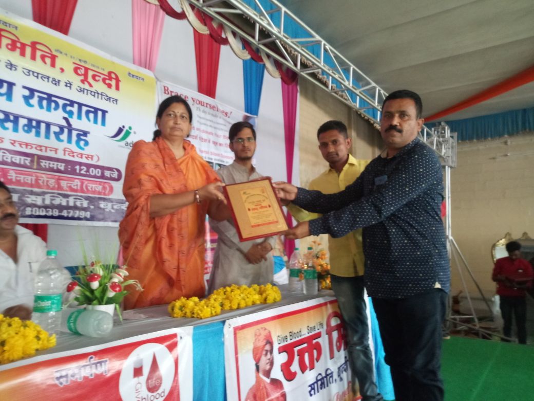 વલસાડની શ્રી સાંઇનાથ સેવાભાવી મંડળ બીનવાડાને રાજસ્થાન ચેરીટેબલ ફાઉન્ડેશન દ્વારા સન્માનીત કરવામાં આવ્યું VALSAD NI SHRI SAI NATH SEVA BHAVI MANDAL BINWADA NE RAJSHAN AADRSHA CHERI TEBLE FAOUNDESAN DVARA SANMANIT KARVA MA AAVYU
