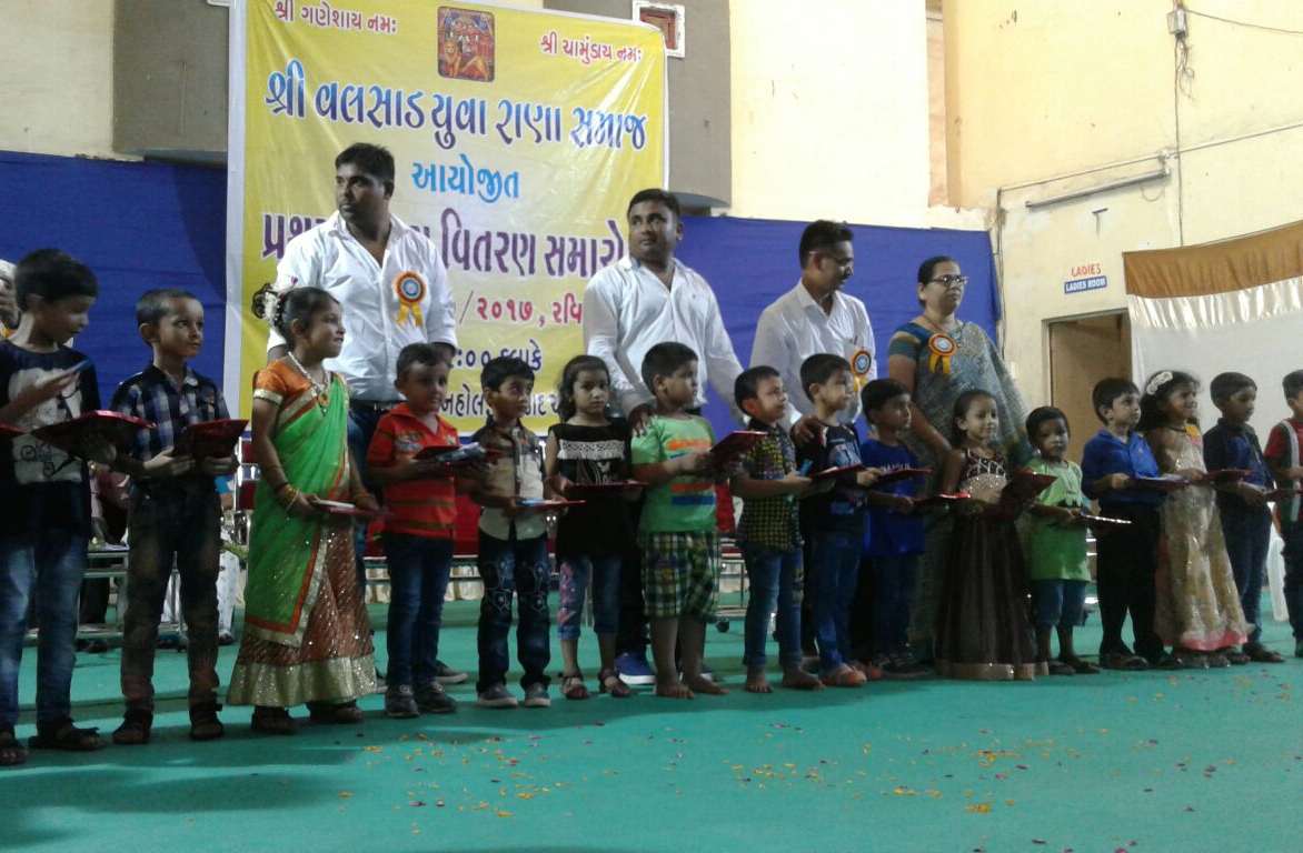 વલસાડના શ્રી યુવારાણા સમાજ દ્વારા તેજસ્વી તારલાઓનું સન્માન કરાયું VALSADNA SHRI YUVA RANA SAMAJ DVARA TEJSVI TARLAONU SANMAN KARAYU