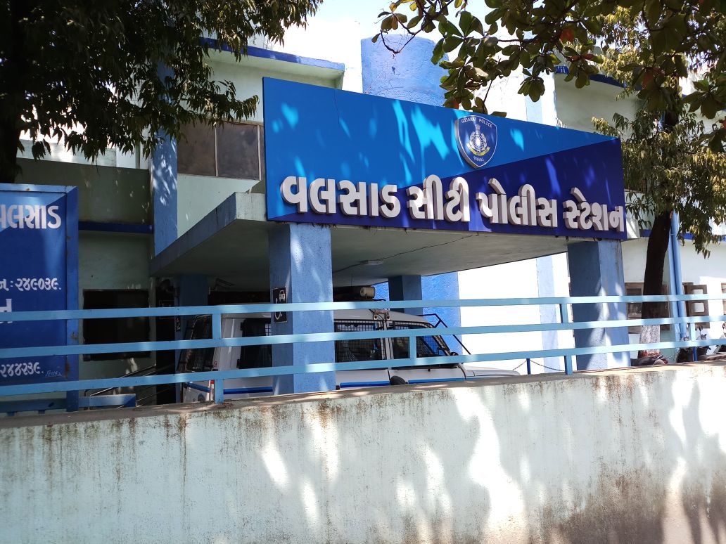 વલસાડ શહેર માં બની બે અલગ અલગ ઘટના જેનાથી શહેર માં ચર્ચા જગાવી છે. Whatsapp Image 2017 10 04 At 2.37.22 Pm Satya Day
