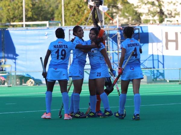 hockey women win