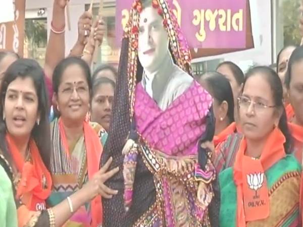 રાજકોટમાં રાહુલ ગાંધીના પૂતળાને સાડી પહેરાવી માફી મંગાવી Rahul Gandhi Rajkot Satya Day