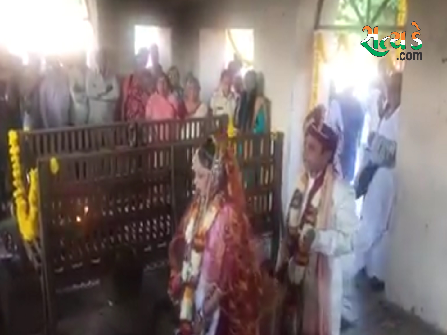 બાપુની હાજરીમાં સ્મશાનમાં નવદંપતિએ પ્રભુતામાં પગલાં પાડ્યા Marriage.Still002