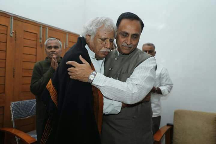 રૂપાણી પહોંચ્યા મિસ્ત્રીના ઘરે WhatsApp Image 2017 11 24 at 1.53.51 PM
