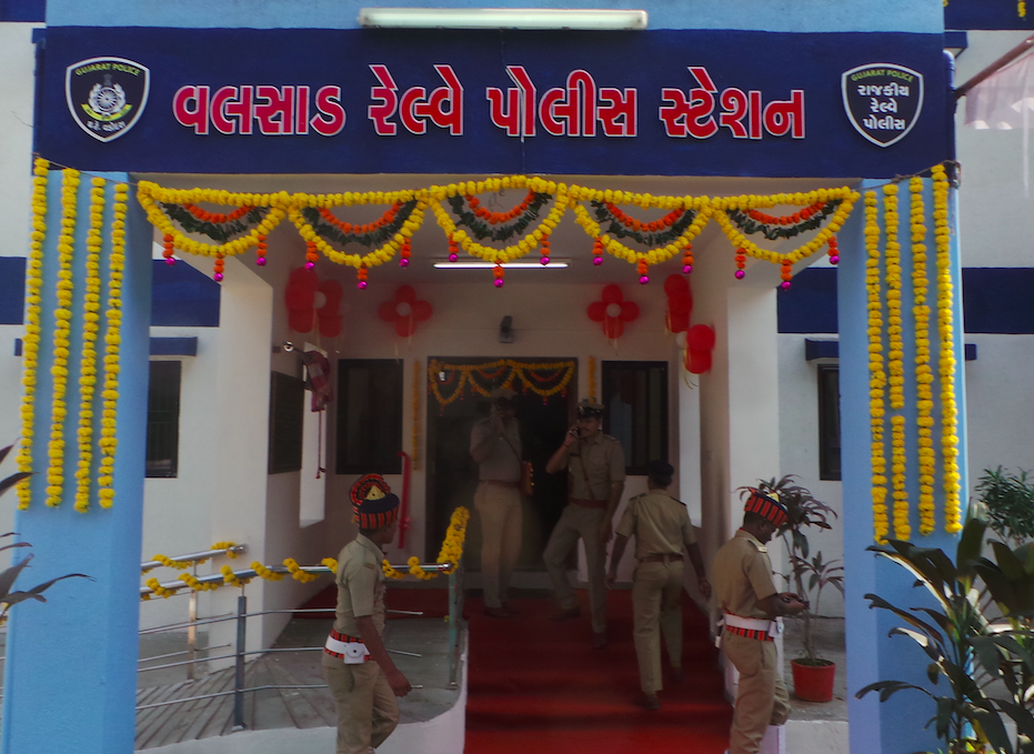 વલસાડ ખાતે રેલ્વે પોલીસ મથક ના નવા મકાનનું લોકાર્પણ રેલ્વે ના ડી.જી. આશિષ ભાટિયા ના હસ્તે કરાયું. Screen Shot 2017 12 01 At 8.43.35 Pm Satya Day