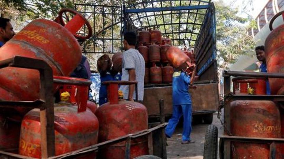 Workers Outside Centre Cooking Cylinders Distribution Supply Af775A92 B2A0 11E7 Ab59 1B1E25230A21 Satya Day