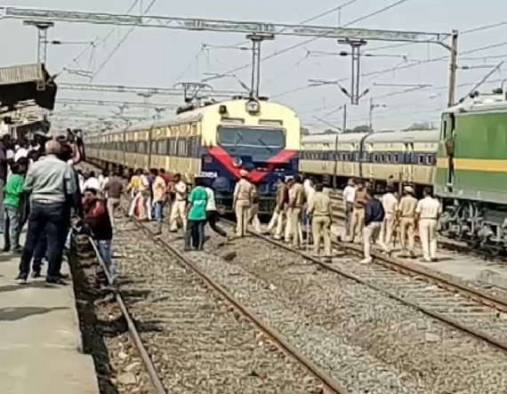 સુરતમાં ચક્કાજામ, ટ્રેનો અટકાવાઇ 1 1514971334