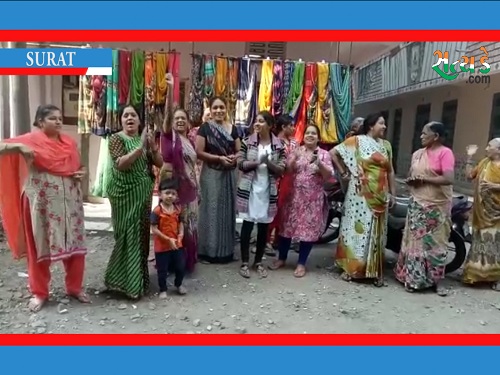 ખડબદતા રસ્તાઓને લઈ મનપા સામે મહિલાઓના સુત્રોચાર :સોસાયટીના રસ્તા પર રોળા નાખી દર્શાવ્યો વિરોધ જુઓ વીડિયો Suratmnpas.Still001
