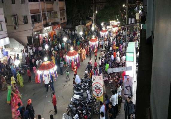 જામનગરમાં લગ્નના વરઘોડાએ રોક્યો ટ્રાફિક, પોલીસ લાલઘૂમ 357159a4e39b47c98e94a2d09f5bf65c