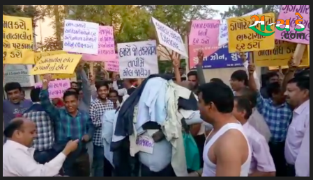 DGVCLના કર્મચારીઓનો ઓફિસ બહાર વિરોધ પ્રદર્શન: કંપની સામે ભ્રષ્ટાચારના મૂક્યા આરોપ જુઓ વીડિયો Screen Shot 2018 02 16 at 6.34.29 PM