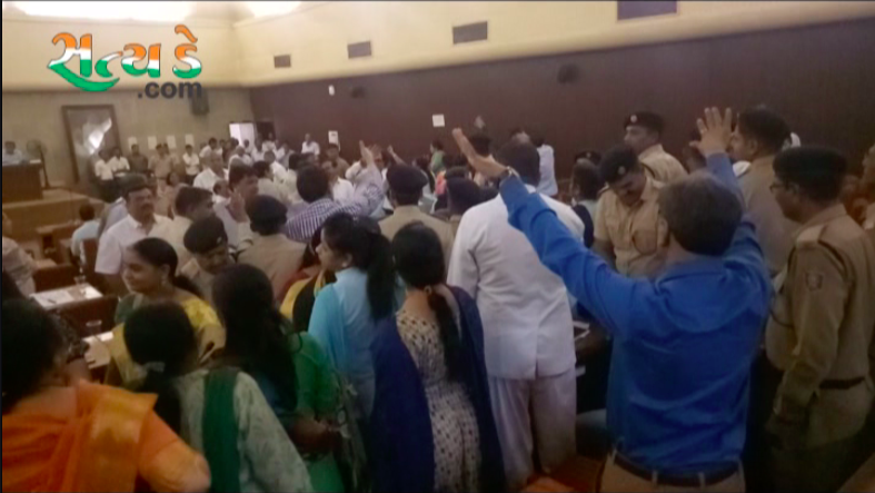 મનપાની સામાન્ય સભા બની હંગામી : બે મહિલા કોર્પોરેટરો વચ્ચે થઈ હાથપાઈ જુઓ વીડિયો Screen Shot 2018 02 19 at 6.43.15 PM