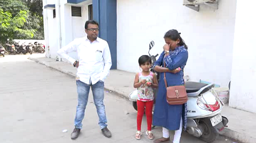 એલ.પી.સવાણી શાળામાં વાલી અને ક્લાર્ક વચ્ચે મારામારી અને ધાકધમકીના કરવામાં આવ્યા આક્ષેપઃ સુરત surat11