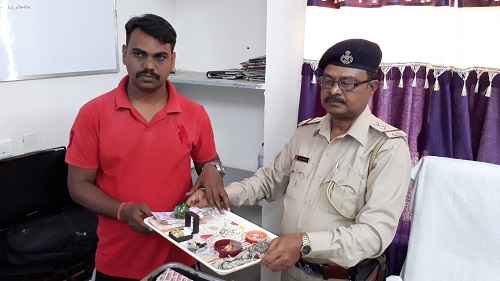 વલસાડઃ રેલ્વે સ્ટેશન પર હમાલી કરતા વ્યક્તિ અને રેલ્વે પોલીસે સોના ના ઘરેણાં ભરેલી બેગ મુસાફર ને પરત કરી 20180315 120836 1