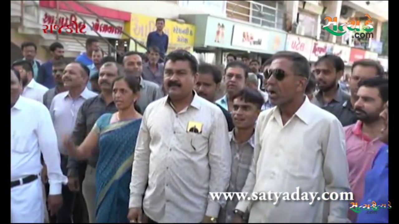 રાજકોટ: વન ડે વન રોડ ઝુંબેશ હેઠળ અલગ અલગ વિસ્તારમાં ડિમોલિશન હાથ ધરાયું જુઓ વીડિયો WhatsApp Image 2018 03 21 at 9.32.46 AM