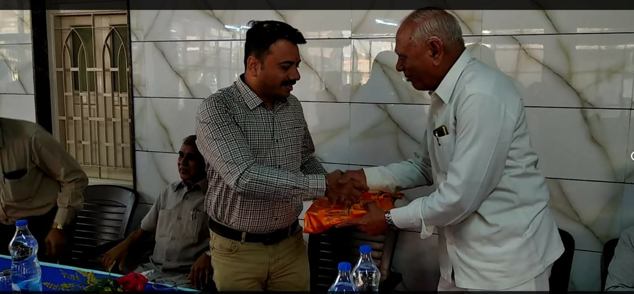 ઉપલેટા: નવાપરા યુવા ગ્રુપ દ્વારા બાહોશ અને કડક પોલીસ અધિકારી એ.બી.પટેલ સાહેબનુ સન્માન કરવામાં આવ્યું Img 20180402 Wa0015 Satya Day