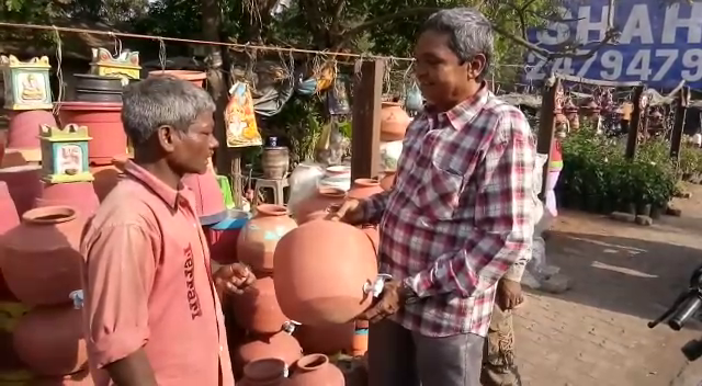 વલસાડઃ ગરમીની સીઝનમાં આજના યુગમાં પણ માટલાની વધી માંગ Screenshot 20180403 200257 Satya Day