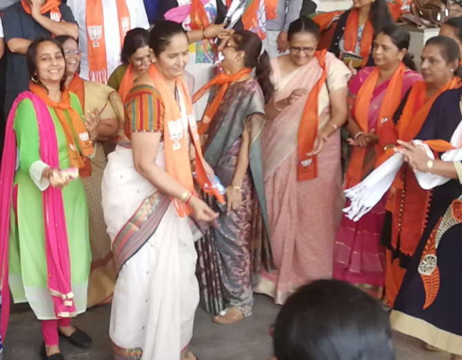 કર્ણાટકની જીત બાદ ગુજરાતમાં ભાજપના કાર્યકરોએ મચાવી ગરબાની રમઝટ 1 1526370606 Satya Day