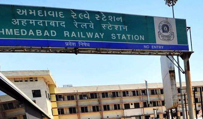 દિવ્યાંગો માટે હવે રેલવે સ્ટેશન પર બનશે અલગ ટિકિટ વિન્ડો ece3cd4f5ca0e26f3f75bff62d024605