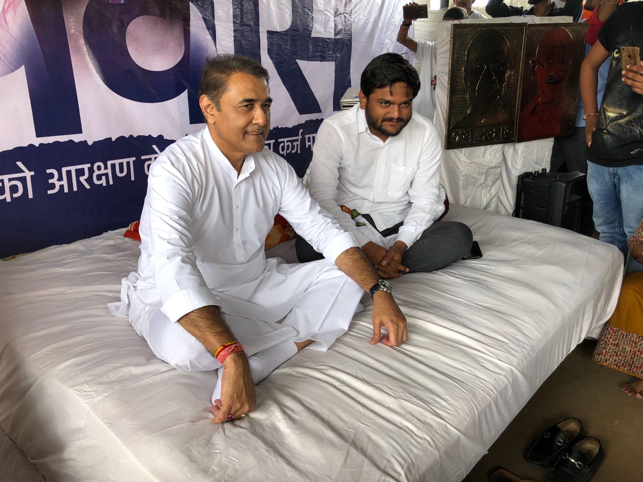 હાર્દિકના ઉપવાસ: NCPના પ્રફુલ પટેલ રહ્યા હાજર WhatsApp Image 2018 08 28 at 11.15.06 AM
