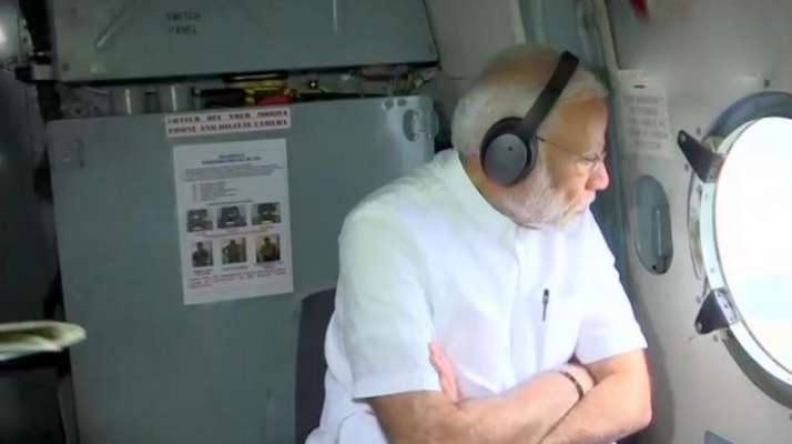 PM મોદીએ કેરળનાં પુરનું કર્યું હવાઈ નિરિક્ષણ, 500 કરોડના રાહત પેકેજની કરી જાહેરાત kerala