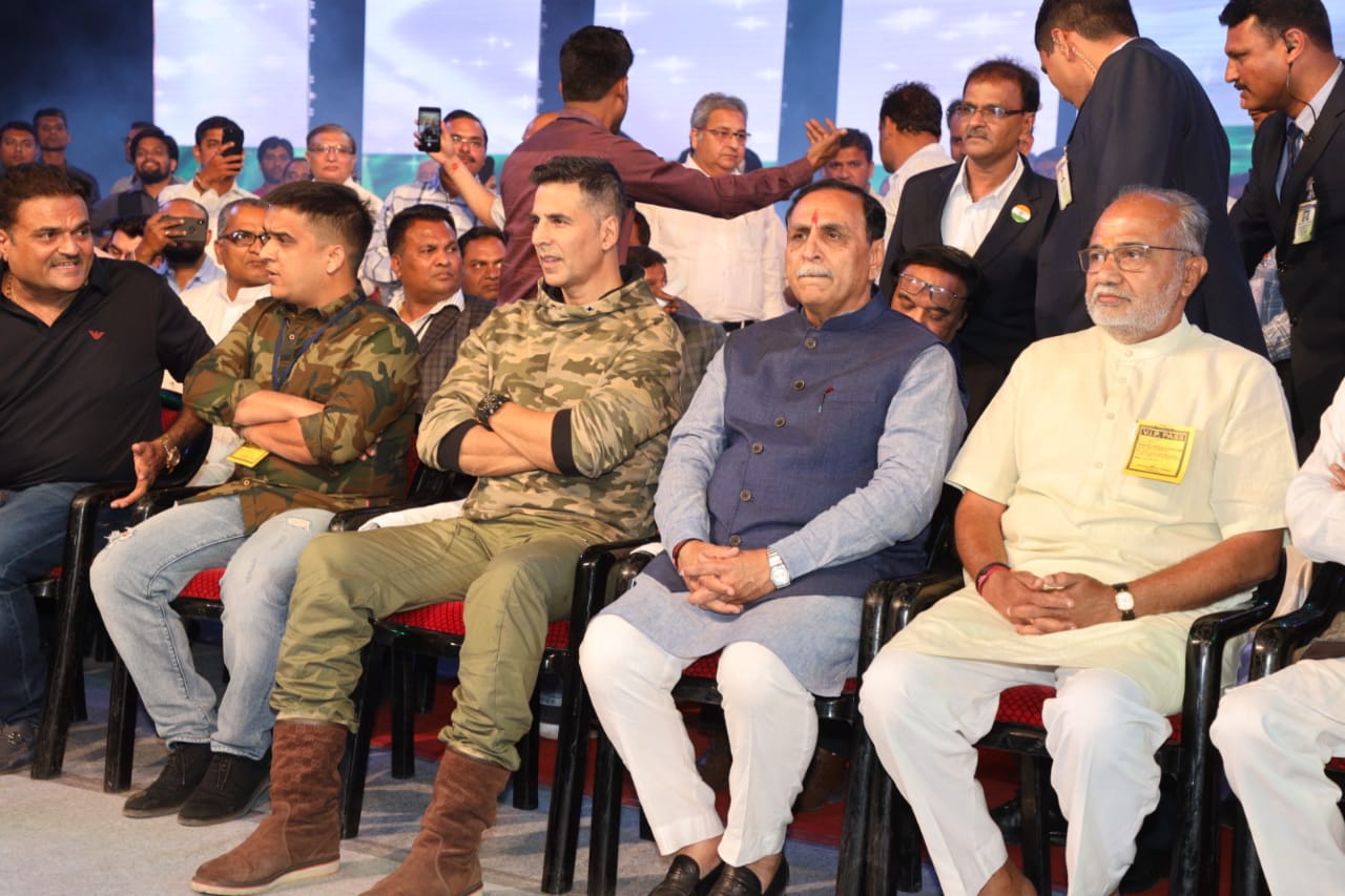સુરત: અક્ષય કુમાર પધાર્યા સુરતના આંગણે, શહીદો માટે 3.50 કરોડ ભેગા કર્યા Img 20190228 Wa0046 Satya Day