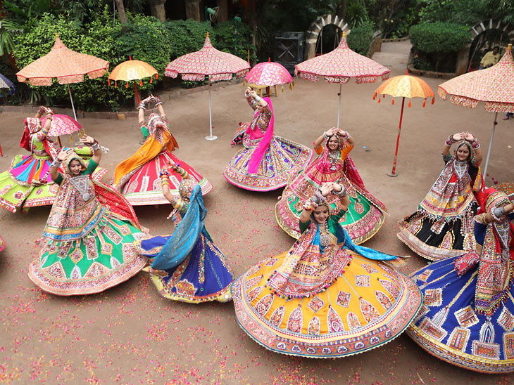 કચ્છી ચણિયાચોળી અને છત્રીની થીમ પર ખેલૈયાઓએ ગરબાનું રિહર્સલ કર્યું Navratri13 1569224897 Satya Day