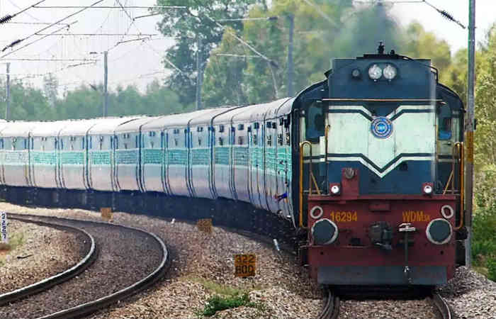 SURAT: આણંદ-દાહોદ અને ભરૂચ-વાપી વચ્ચે રેલવેનો માસિક સિઝન ટિકિટ આપવાનો નિર્ણય content image 7a34b3a0 2a79 4d72 bf0c af5d552c05e2