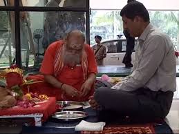 SURAT: દશેરાએ પોલીસ કમિશનર આર. બી. બ્રહ્મભટ્ટે હથિયારોનું પૂજન કર્યું download 14