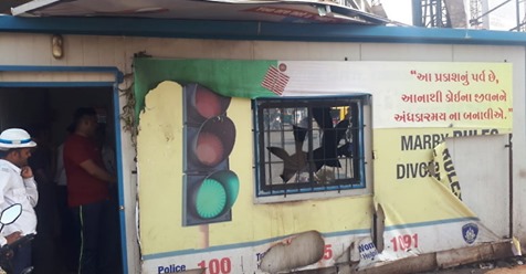 AHMEDABAD: ગીતા મંદિર એસટી બસ સ્ટેન્ડ પાસે ગઇકાલે એક રિક્ષા ચાલકે ટ્રાફિક બુથ સળગાવવાનો પ્રયાસ કર્યો હતો 1 4