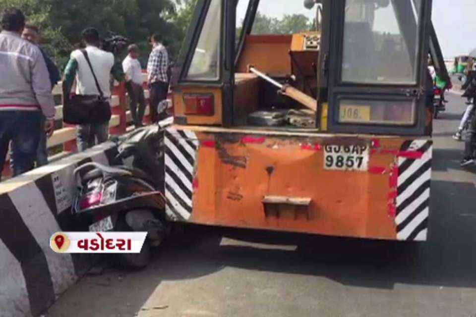 VADODARA: બાળક સાથે જઈ રહીં હતી ત્યાં જ કાળ બનીને આવી ક્રેન 12 11