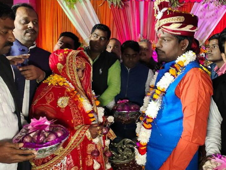 VARANASI: લગ્નમાં મહેમાનો ડુંગળીની ટોપલી ભેટમાં આપવા લઈને આવ્યા 5 11