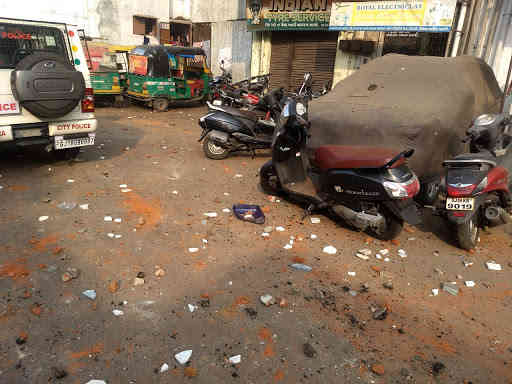 VADODARA: હાથીખાનામાં પોલીસ સાથે ઘર્ષણ થયા બાદ પથ્થરમારો થતા પોલીસે લાઠીચાર્જ કરી 12 ટીયરગેસના સેલ છોડ્યા 5 16