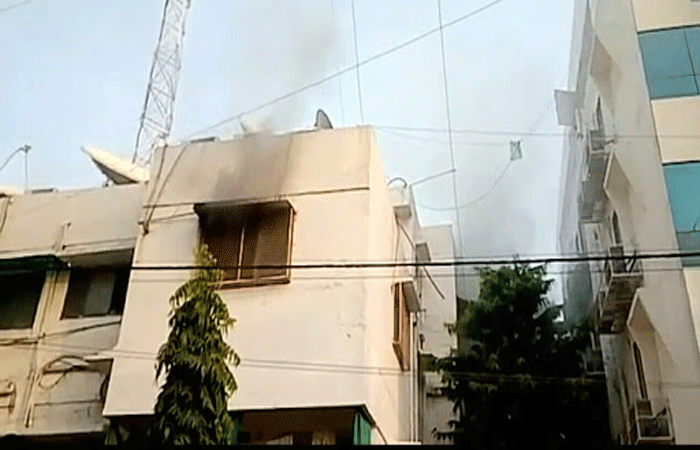 VADODARA: ઓફિસમાં લાગેલી આગમાં ઓફિસનું ફર્નિચર તેમજ અન્ય ચીજ વસ્તુઓ ખાખ થઈ ગયા 7