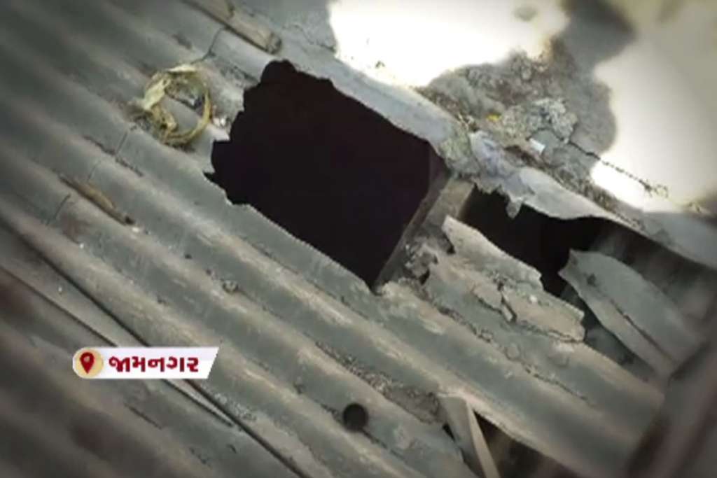 JAMNAGAR: રાત્રીના અંધકારમાં તસ્કરોએ એક પેઢીના છતના પતરા ખસેડીને લાખો રૂપિયાની લૂંટ કરીને ફરાર 10 9