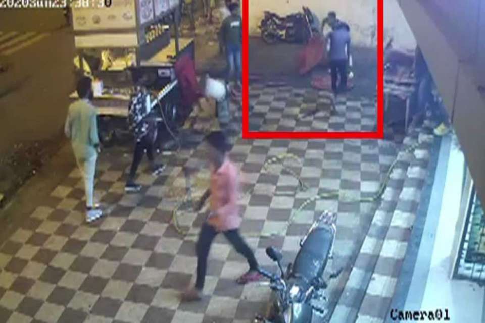 SURAT: અસામાજિક તત્વો નો આતંક નો વધુ એક કિસ્સો CCTV માં કેદ થયો 13 10