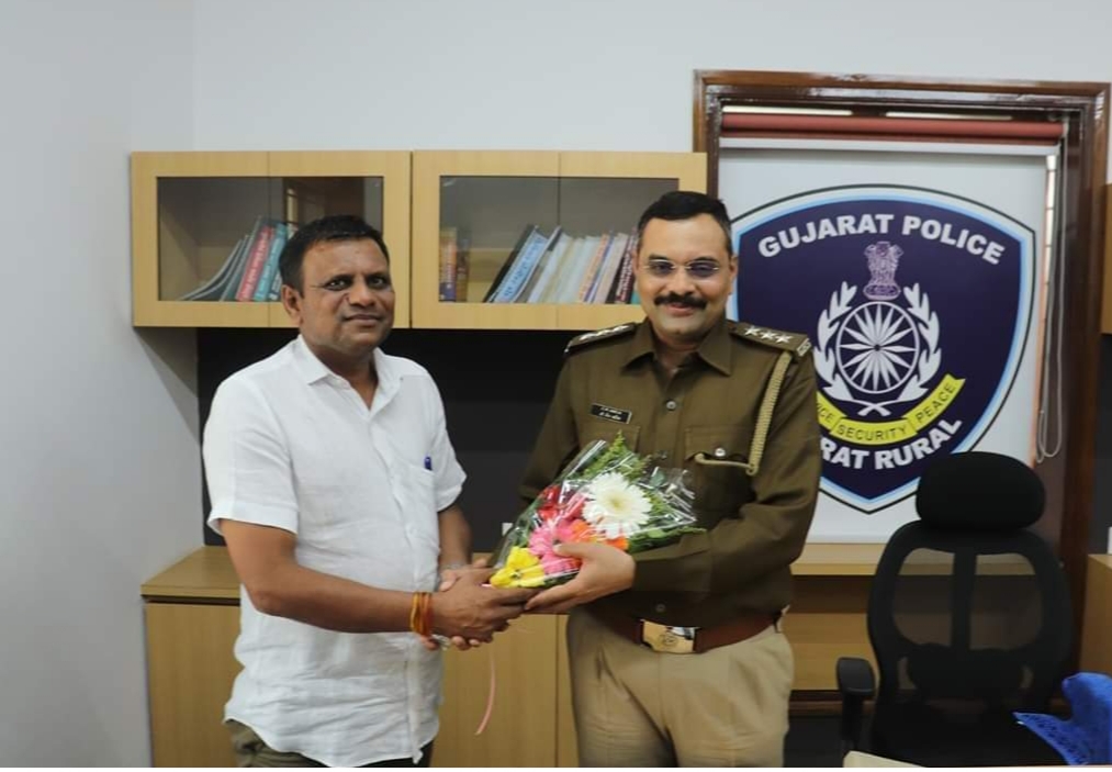 એસીબીનું નામ રોશન કરનાર D.Y.SP જાડેજાનું જાહેર અભિવાદન કરાયું 13