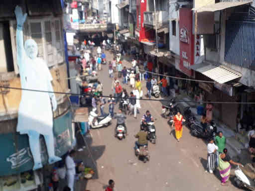 SURAT: પાલિકાના કર્મચારી પર હુમલા બાદ આજે પોલીસ અને પાલિકાની કામગીરીને કારણે દબાણમુક્ત રહ્યું 2 1