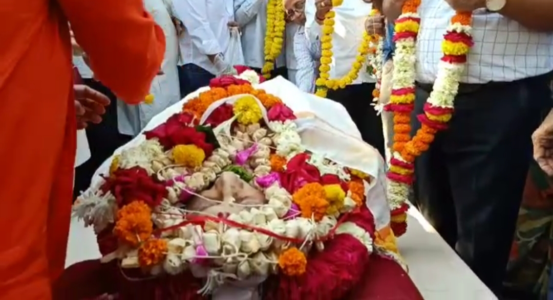 વલસાડ ના લોકપ્રિય નેતા દોલત કાકા ને અપાઈ અંતિમ વિદાય ,મોટી સંખ્યા માં લોકો જોડાયા WhatsApp Image 2020 02 22 at 9.00.21 PM