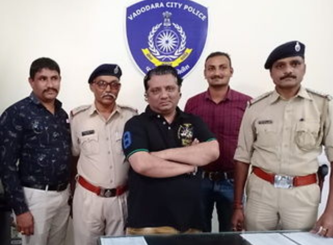 વડોદરા પંથક માં કરોડો નું ચીટિંગ કરનાર વારસિયા બગલા મુખી નો ગુરુ પ્રશાંત ઉપાધ્યાય ઝડપાયો ! WhatsApp Image 2020 02 24 at 9.14.24 PM