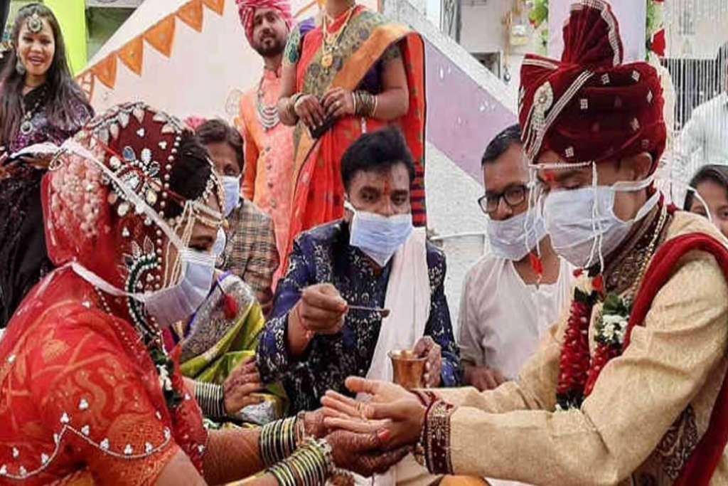 VADODARA: જાનનું સ્વાગત સેનિટાઇઝર અને માસ્કથી કરાયુ 11 5