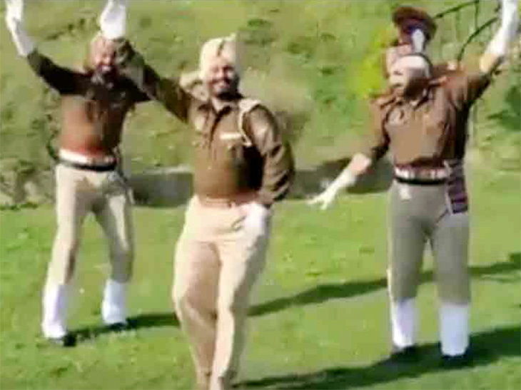 CORONA DANCE: પંજાબ પોલીસે ‘બારી બરસી’ સોંગ પર વીડિયો બનાવ્યો 12 4