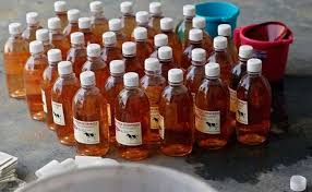 CORONA EFFECT: લોકોની મજબૂરીનો લાભ ઉઠાવીને 500 રૂપિયે લીટર ગૌમૂત્ર વેચાઈ રહ્યું છે 3 10