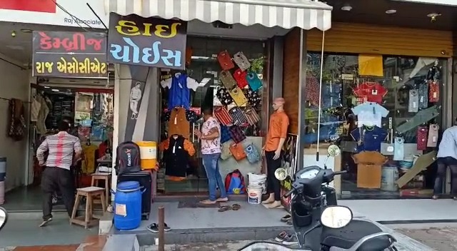 વલસાડ માં લોકડાઉન નો ભંગ થતા સત્યડે દ્વારા તંત્ર નું દોરાયું ધ્યાન : તંત્ર સફાળું જાગ્યુ ! 3 15